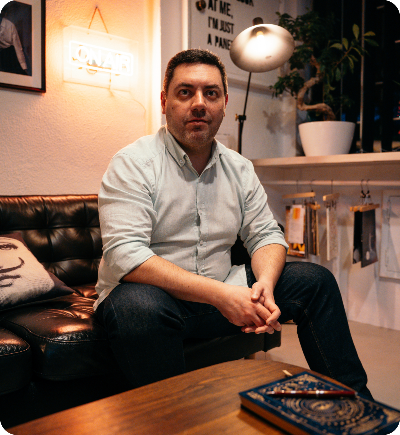 Leonardo Mansinhos na sua secretária
