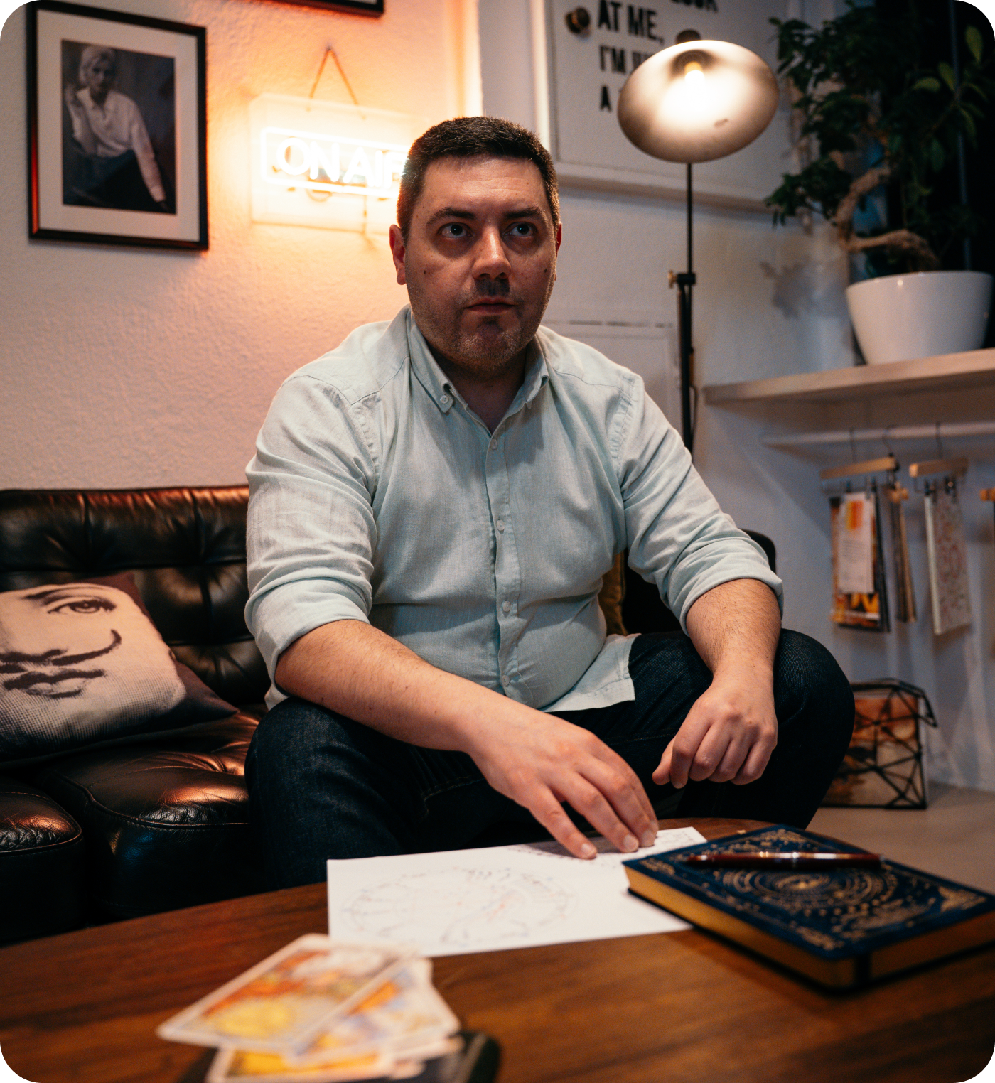 Leonardo Mansinhos na sua secretária