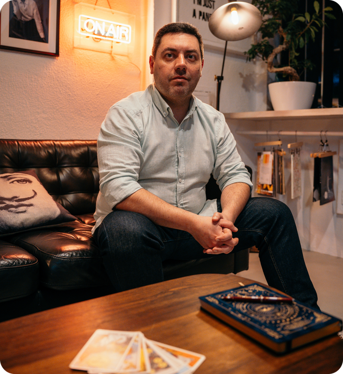 Leonardo Mansinhos com cartas de Tarot