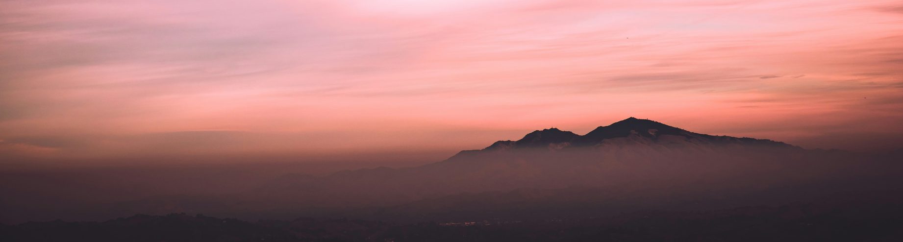 Serra ao entardecer em tons de rosa