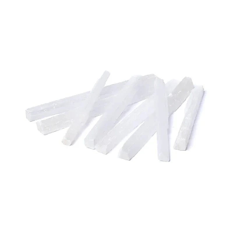 Bastao de selenite natural de 16-20cm com superficie estriada e brilho lunar