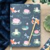 Caderno A5 Pond Print com design aquático sereno na capa