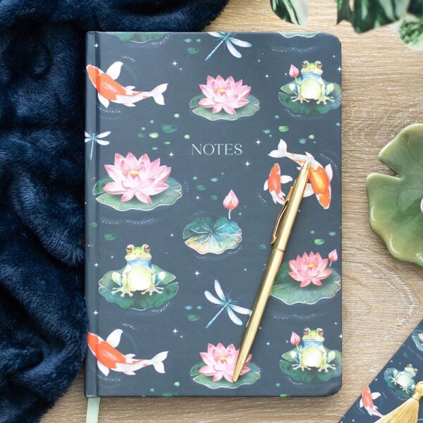 Caderno A5 Pond Print com design aquático sereno na capa