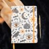 Caderno A5 Frightful Folk com design de tradições populares e capa decorada