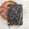 Caderno A5 Midnight Bloom com design floral nocturno na capa