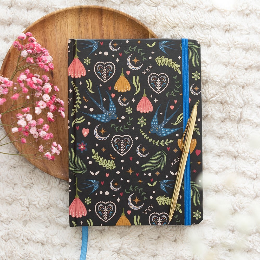 Caderno A5 Midnight Bloom com design floral nocturno na capa
