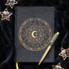 Caderno A5 Roda Astrológica com capa em veludo e caneta incluída