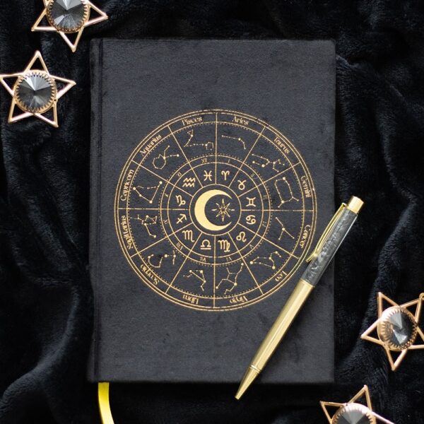 Caderno A5 Roda Astrológica com capa em veludo e caneta incluída