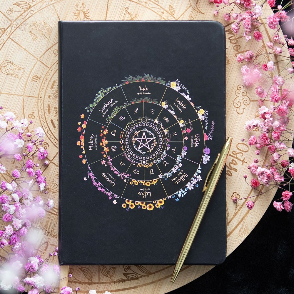 Caderno A5 Roda do Ano com capa decorada com os oito festivais sagrados