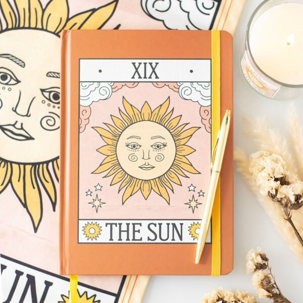 Caderno A5 The Sun Vintage Tarot com ilustração retro de O Sol na capa