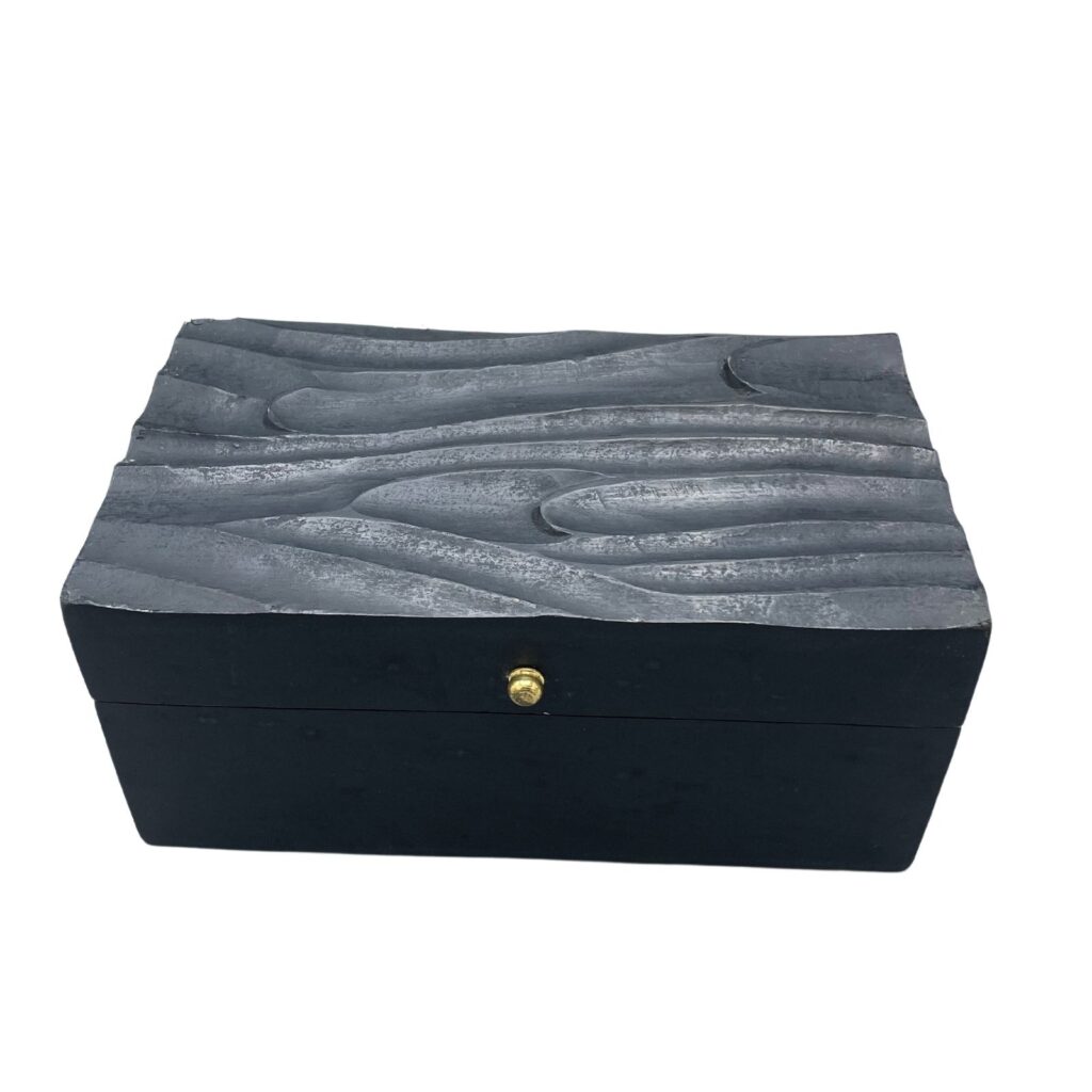 Caixa de madeira com decoração vintage Art Deco em espirais negras, dimensões 22x12x10cm, Sopro d’Alma