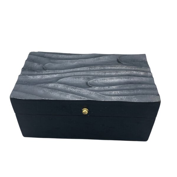 Caixa de madeira com decoração vintage Art Deco em espirais negras, dimensões 22x12x10cm, Sopro d’Alma