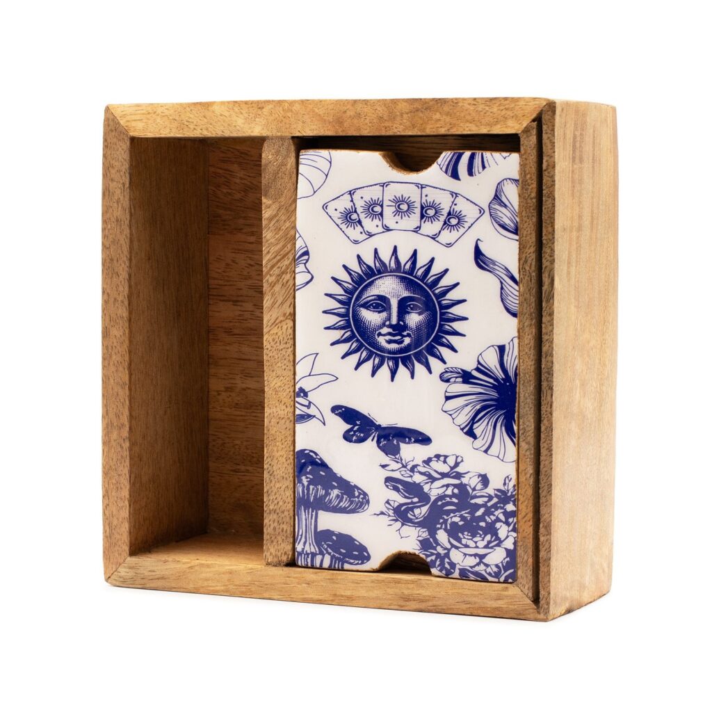 Caixa de madeira para tarot com dois compartimentos separados e suporte para exibição de cartas em posição vertical