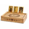 Caixa de madeira para tarot com mecanismo de gaveta deslizante e gravação Sol e Lua, linha TarotB