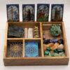 Caixa de madeira pintada de preto para tarot com quatro compartimentos e suporte para exibição de cartas