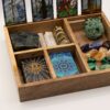 Caixa de madeira pintada de preto para tarot com quatro compartimentos e suporte para exibição de cartas