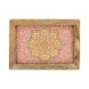Caixa em madeira de mangueira com mandala e quartzo rosa na tampa 18cm