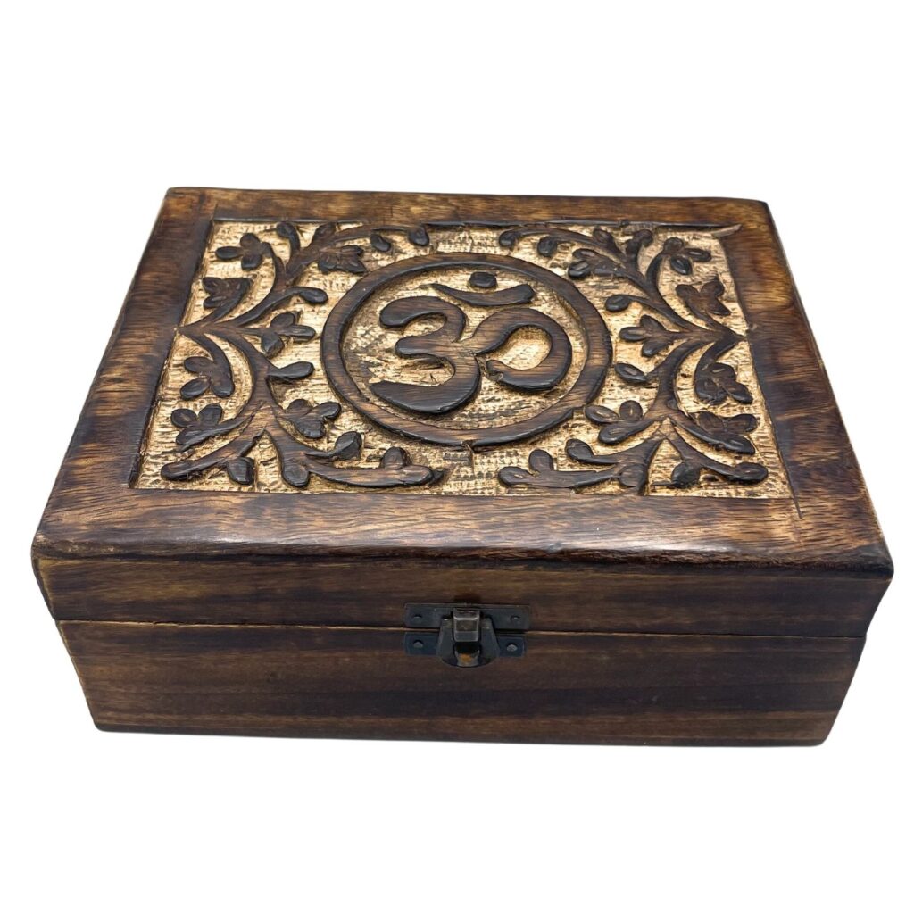 Caixa de Madeira com Om: 20x15x7,5cm