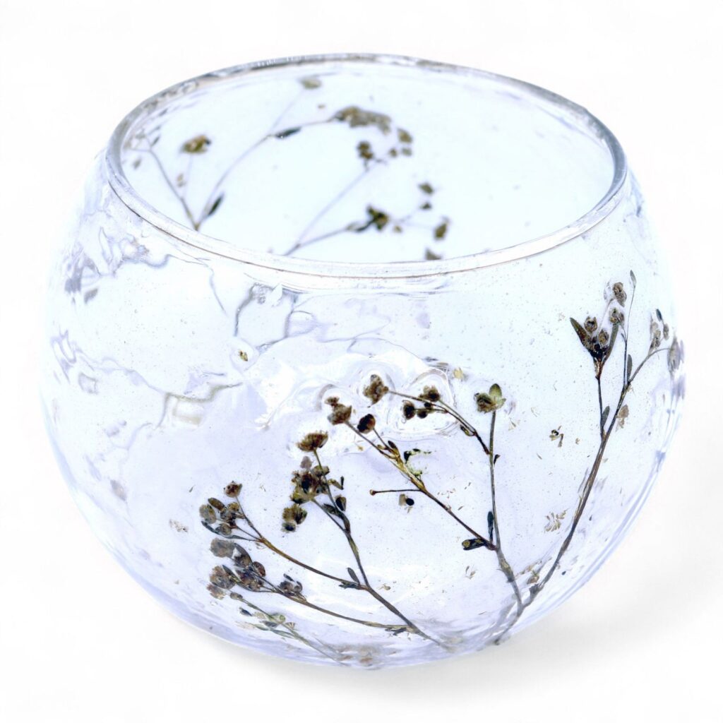 Castiçal de vidro transparente em vaso com margaridas naturais prensadas 8x10cm, Sopro d’Alma