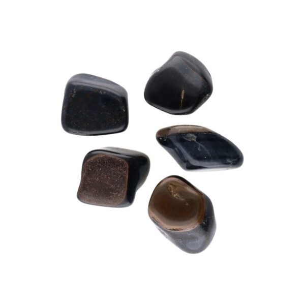Olho de Falcão rolado 5x3cm azul-acinzentado com efeito chatoyance visível, pedra natural polida sobre superfície escura