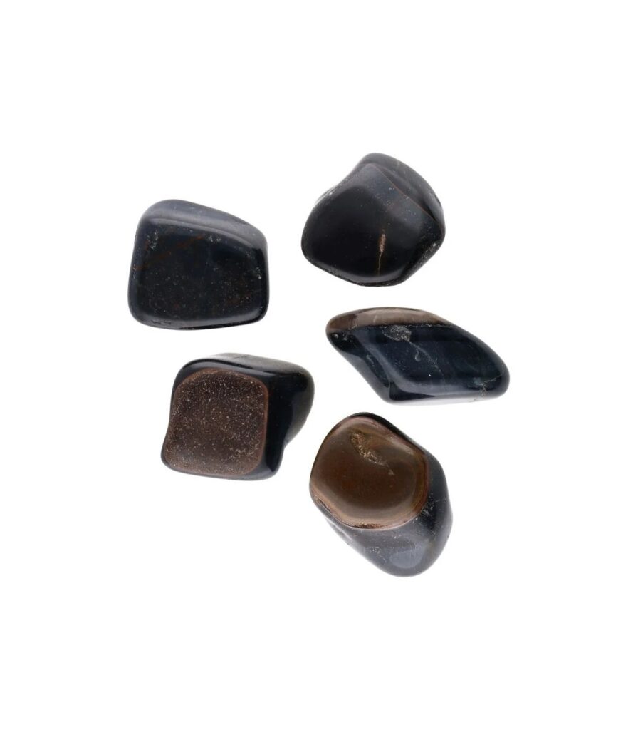 Olho de Falcão rolado 5x3cm azul-acinzentado com efeito chatoyance visível, pedra natural polida sobre superfície escura