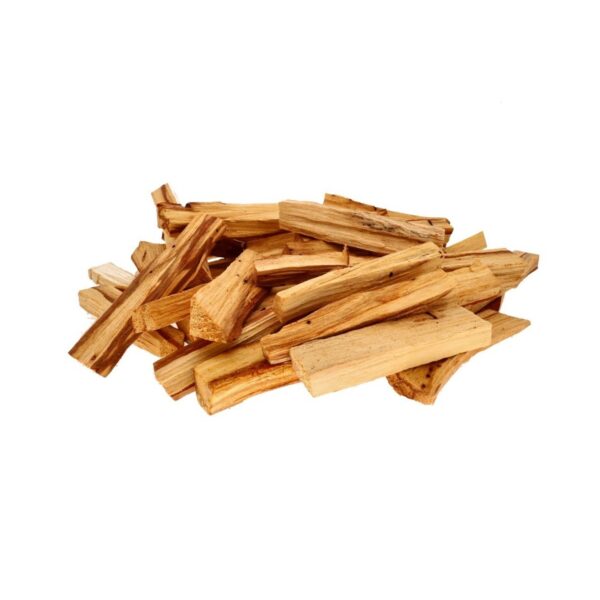 Pedaços naturais de Pau Santo Bursera graveolens sobre superfície de madeira, pack 50g de origem peruana