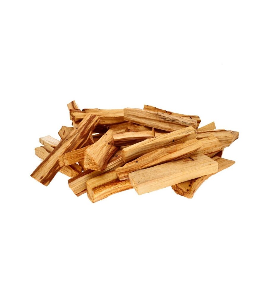 Pedaços naturais de Pau Santo Bursera graveolens sobre superfície de madeira, pack 50g de origem peruana