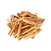 Pedaços naturais de Pau Santo Bursera graveolens sobre superfície de madeira, pack 50g de origem peruana