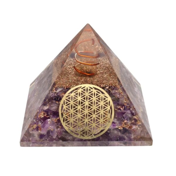 Pirâmide de orgonite com ametista e Flor da Vida gravada, 7x7 cm, para harmonização energética e clareza espiritual, Sopro d’Alma