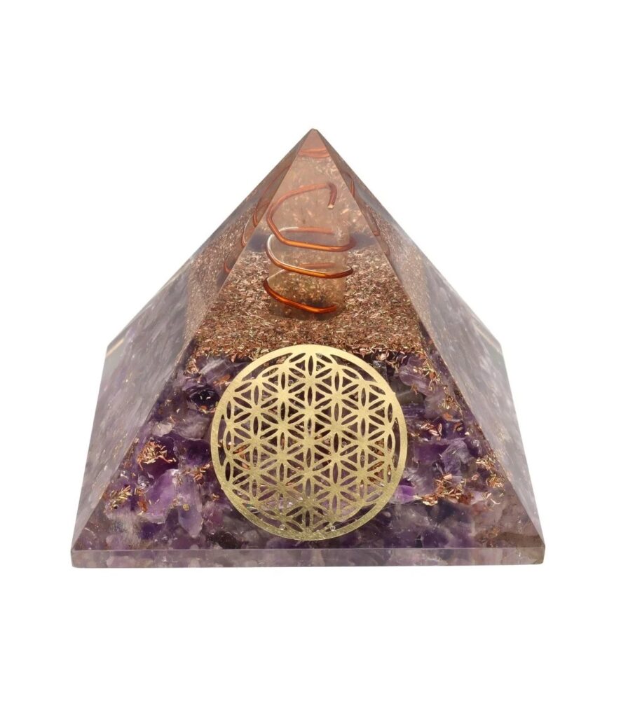 Pirâmide de orgonite com ametista e Flor da Vida gravada, 7x7 cm, para harmonização energética e clareza espiritual, Sopro d’Alma