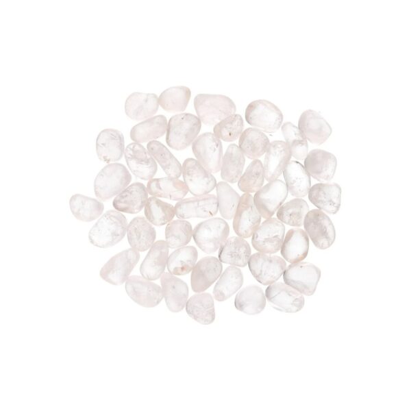 Pedra rolada de quartzo cristal claro natural com 2cm, transparente com inclusões minerais internas, sobre superfície neutra