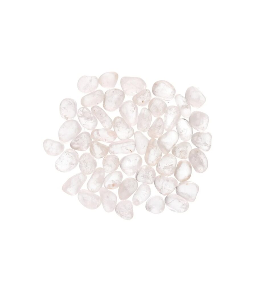 Pedra rolada de quartzo cristal claro natural com 2cm, transparente com inclusões minerais internas, sobre superfície neutra