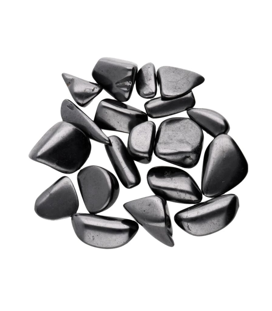 Pedra rolada de shungite natural de 4cm, mineral negro com presenca marcante
